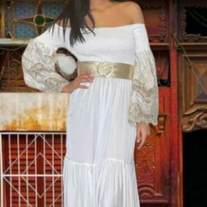 Vestido en blanco en encajes blancos.