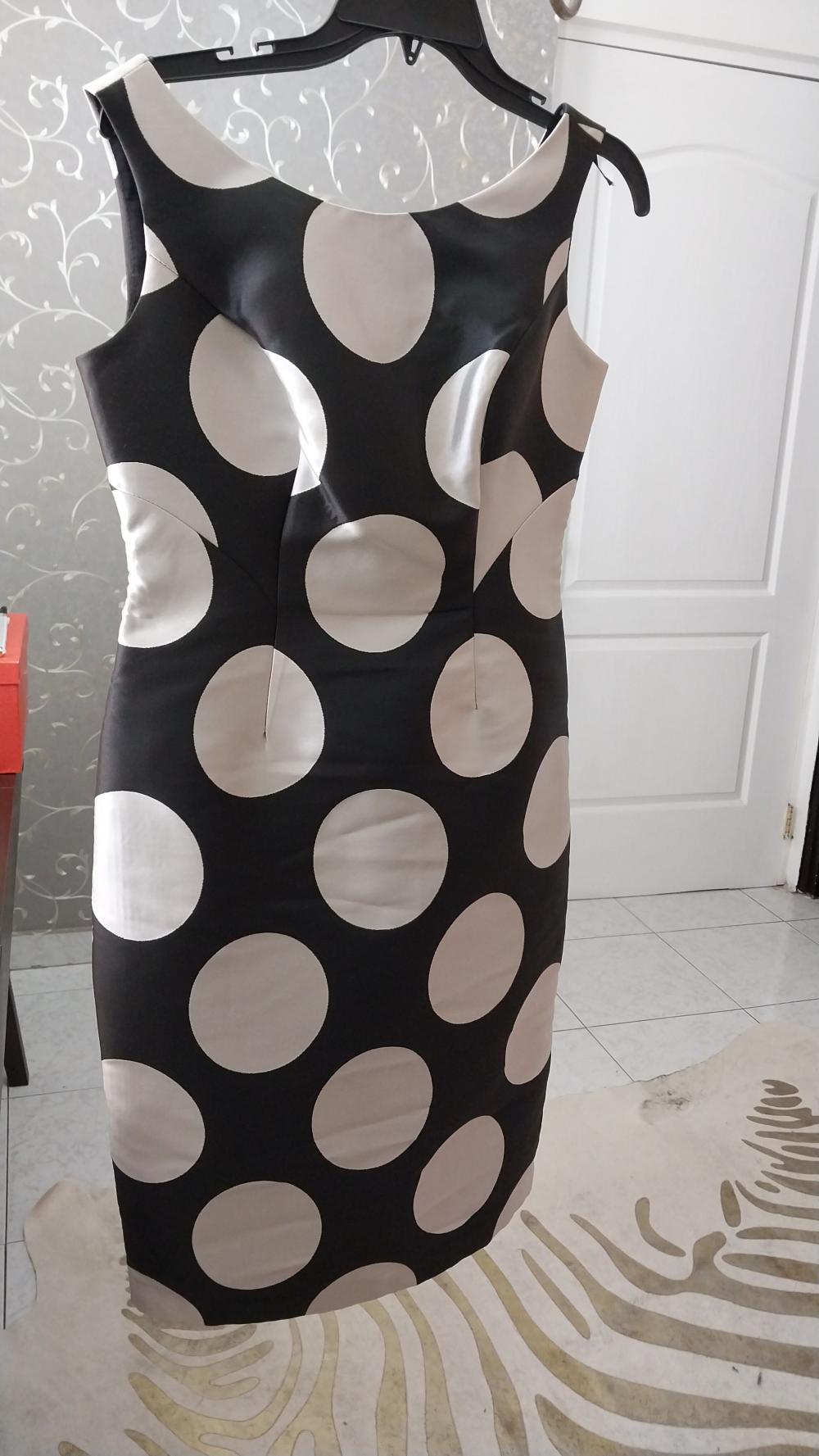 Vestido corto formal.  