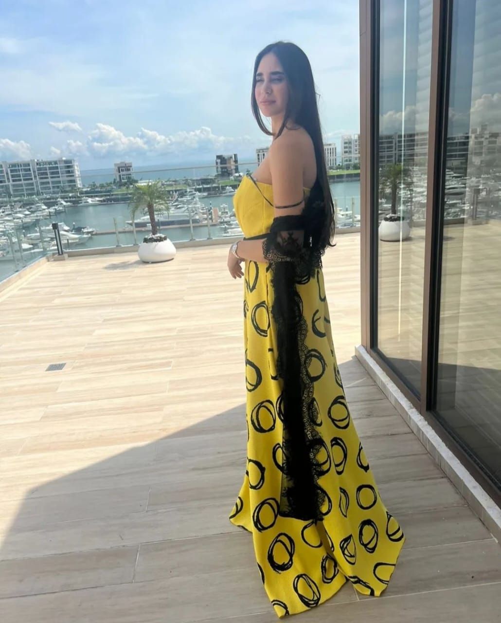 Vestido largo Amarillo con bolas negras