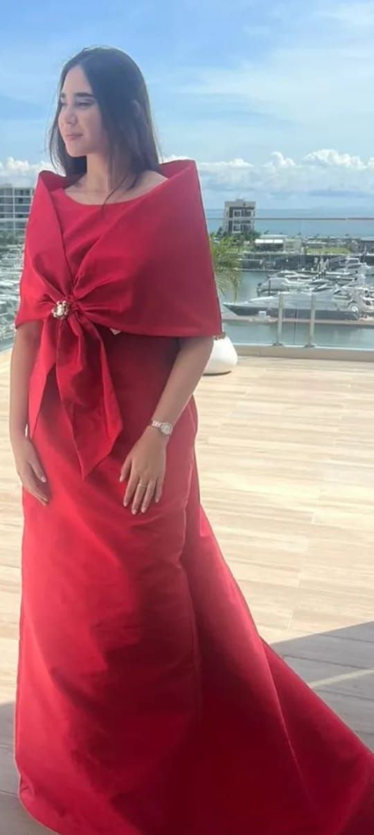 Vestido largo rojo con capa