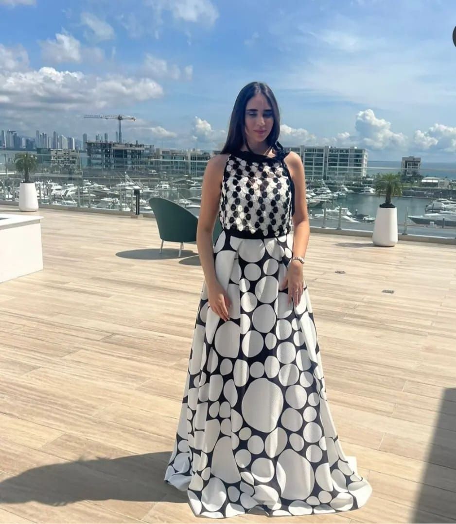 Vestido negro con bolas blancas y chall incluido