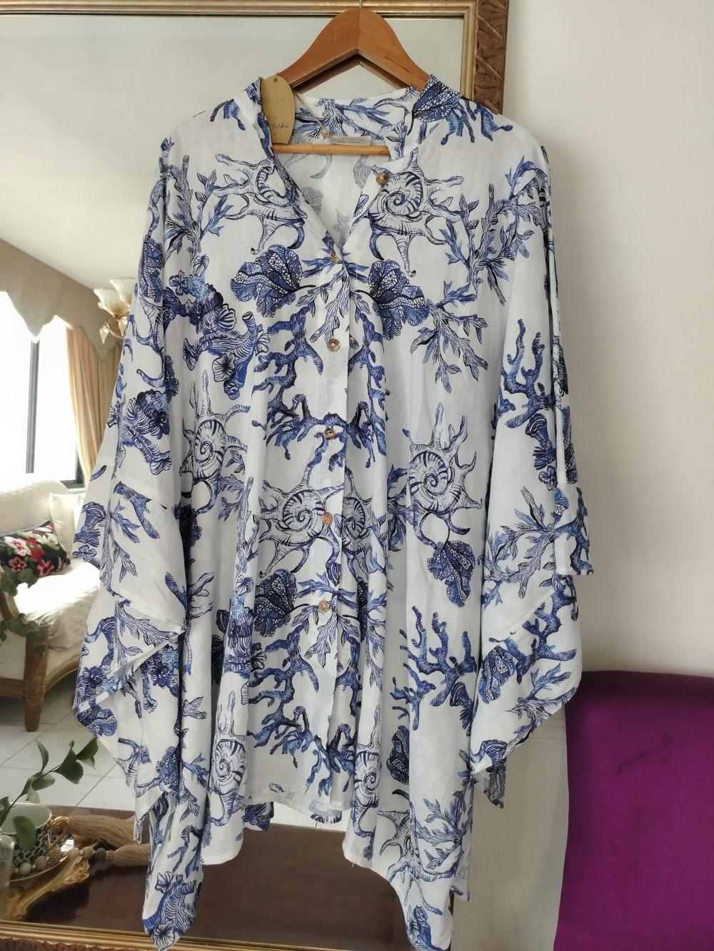 Poncho azul diseños corales