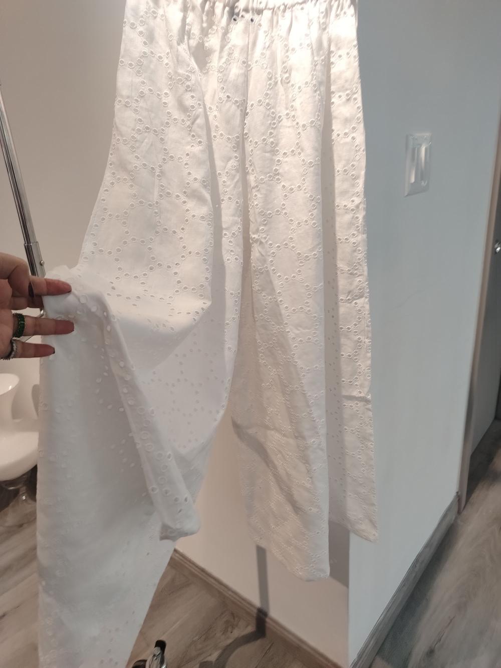 Pantalon en lino bordado. 
