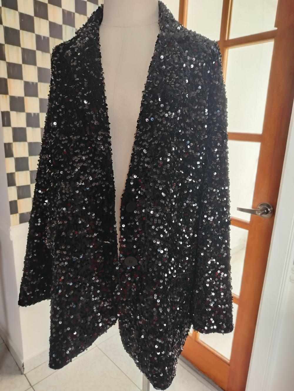 Blazer negro de lentejuelas. 