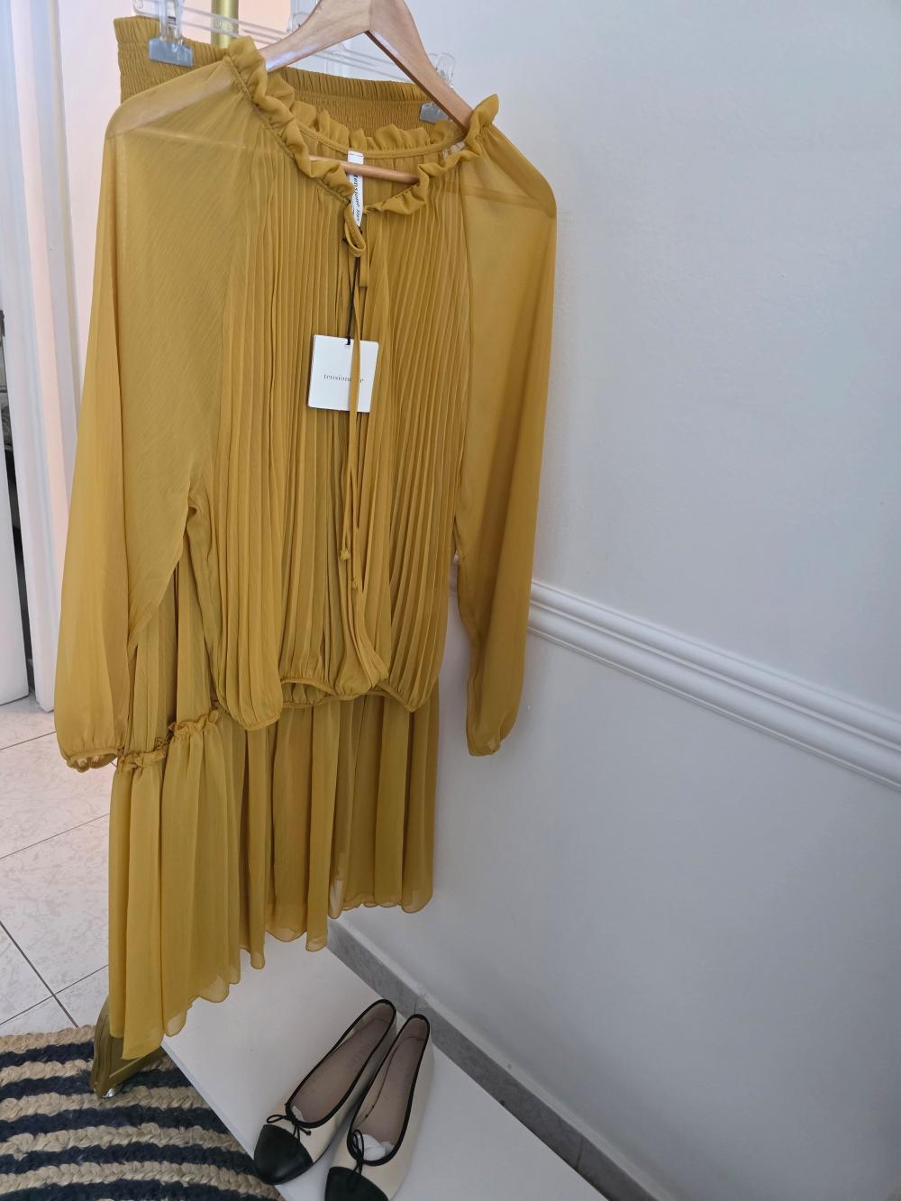Set de blusa y falda mostasa
