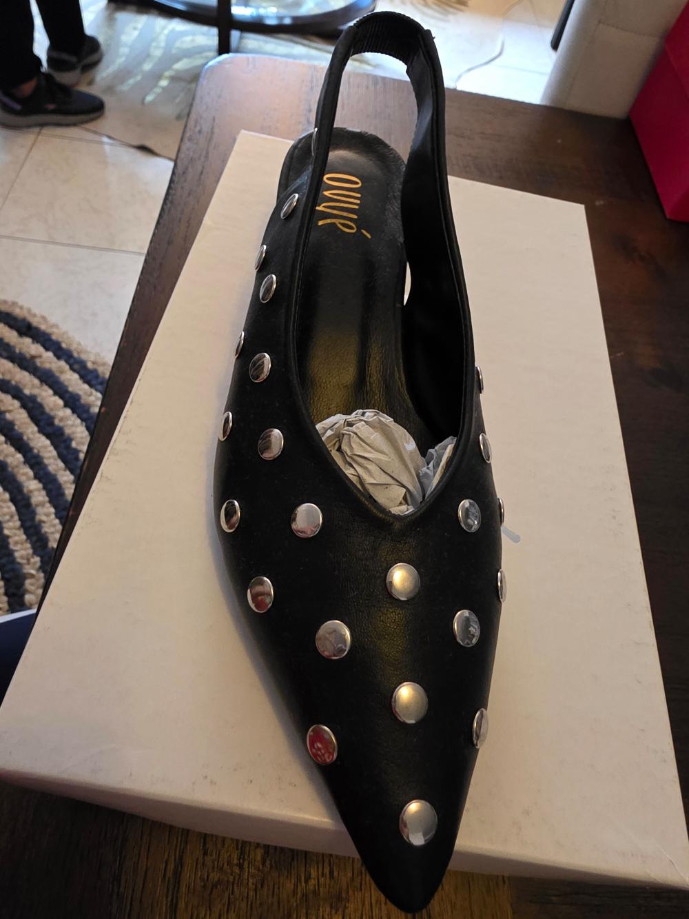 Zapato negro de tachuelas