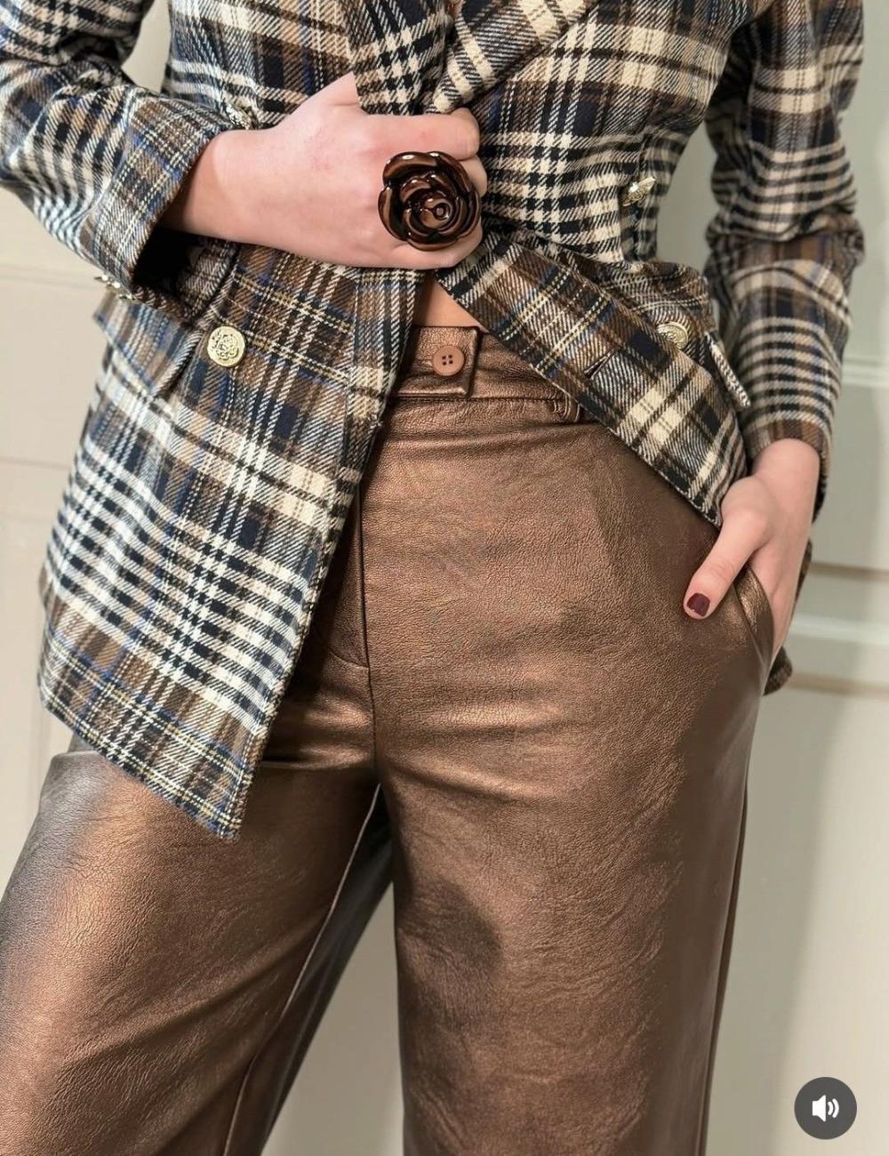 Pantalon cuerina.