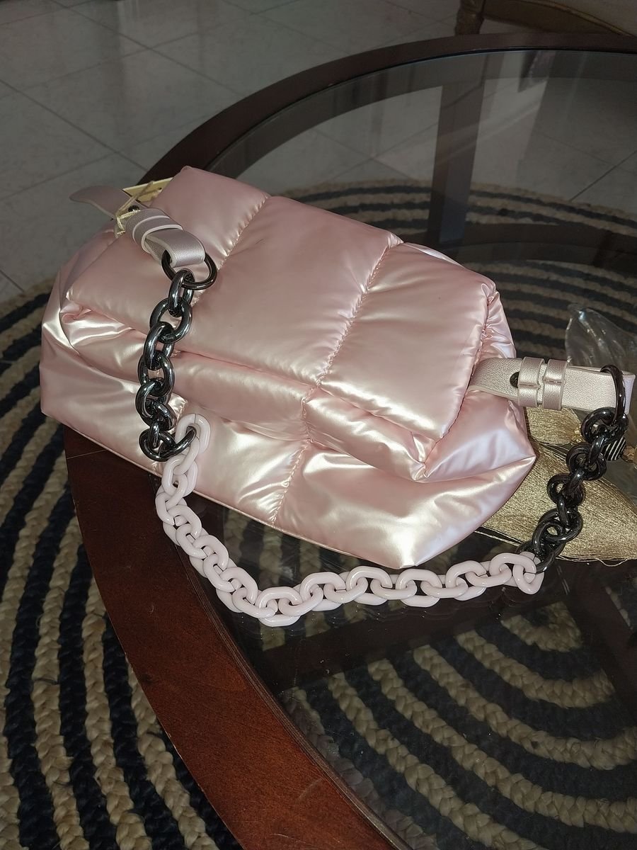 Cartera con agarradero en cadena.