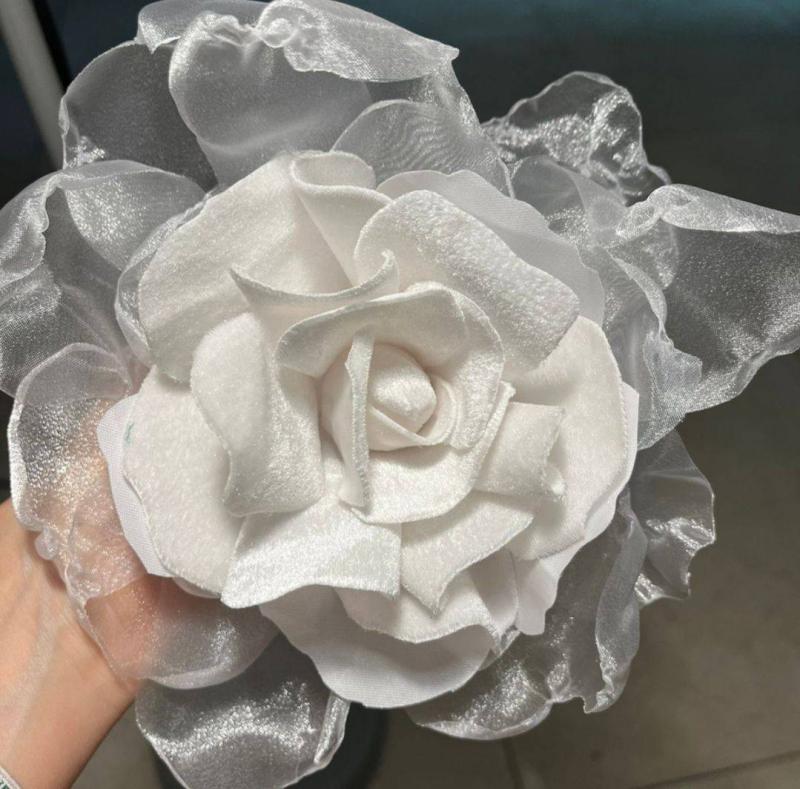 Broche de flor blanca