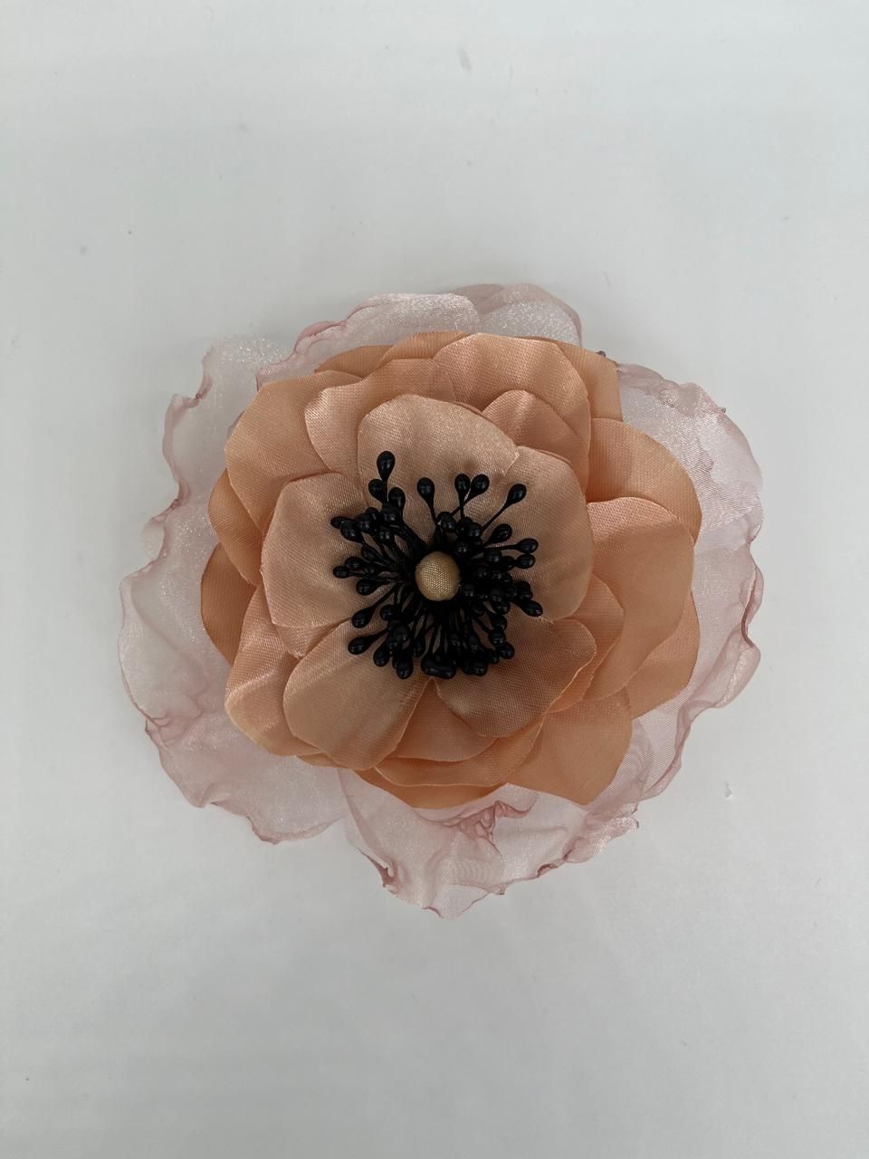Broche de flor en seda beige con organza beige y pistilos negros
