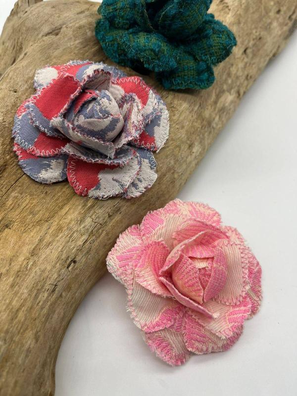 Broche de flor petite verde esmeralda. 