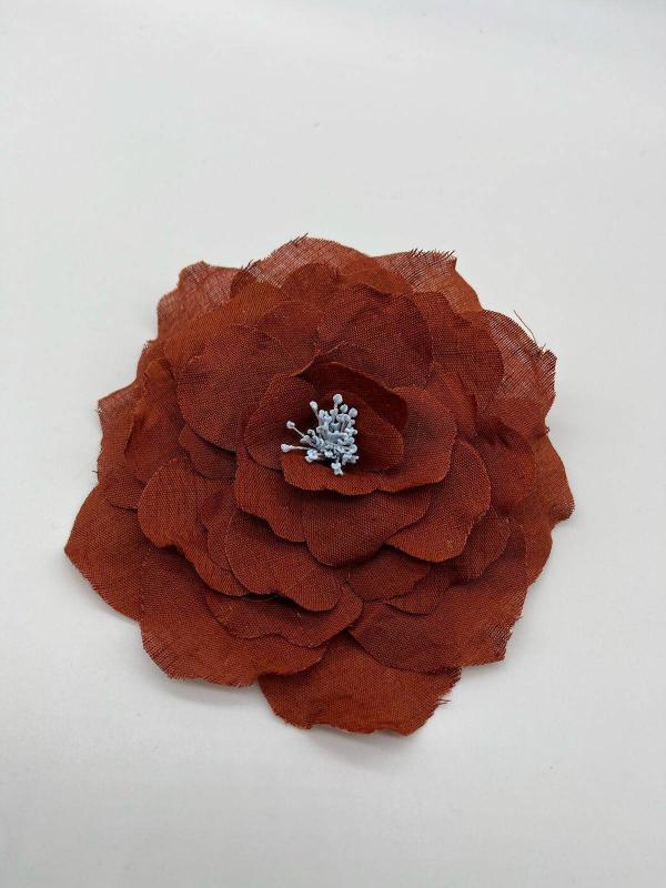Broche en lino color ladrillo