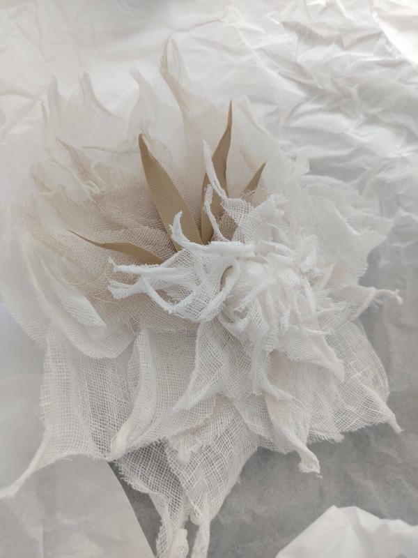 Flor en broche