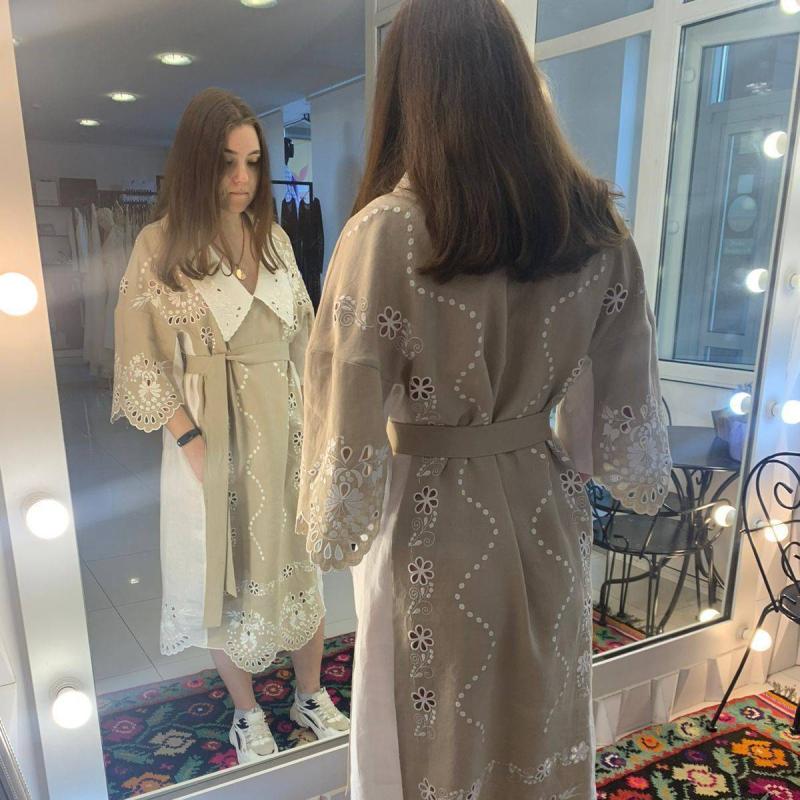 Beige and white dress wirh small collar and embroidery