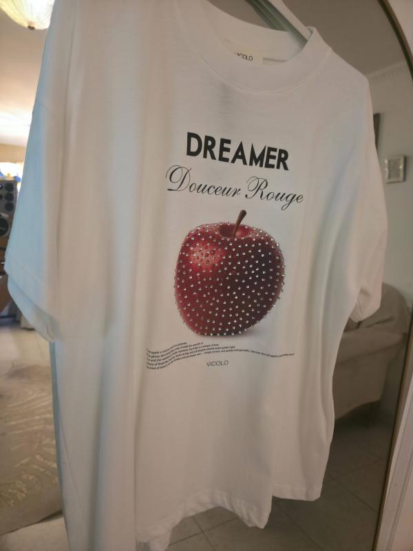 Sweter blanco con manzana