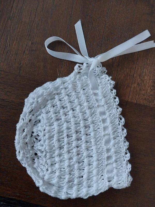 Gorrita blanca para babé recién nacido.